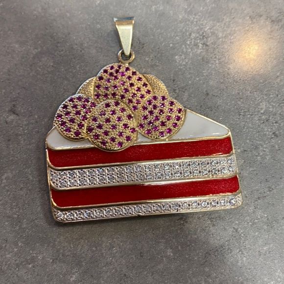 10K Yellow Gold Cake Pendant